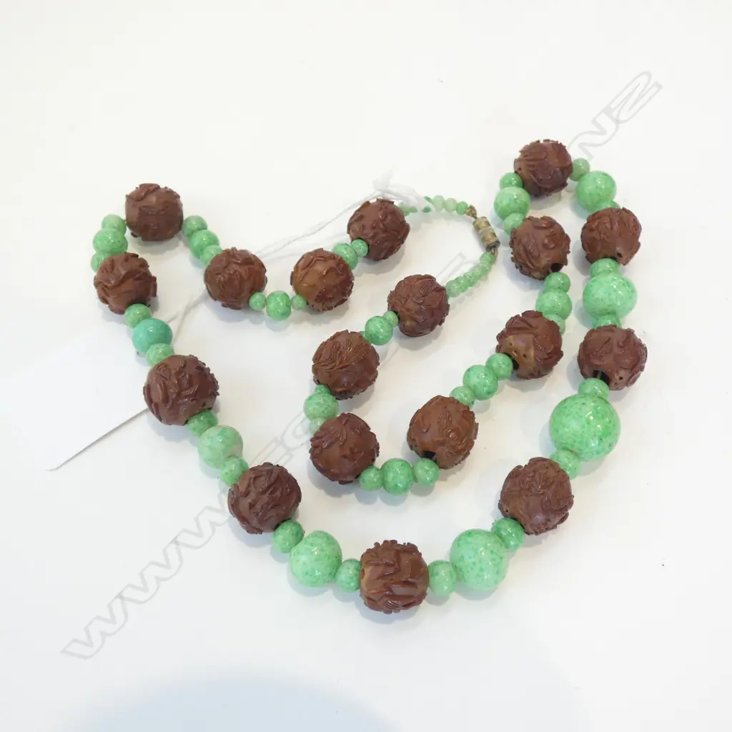 VINTAGE CHINESE CARVED PEACH PIP SEAD? & GREEN .... Image 1++