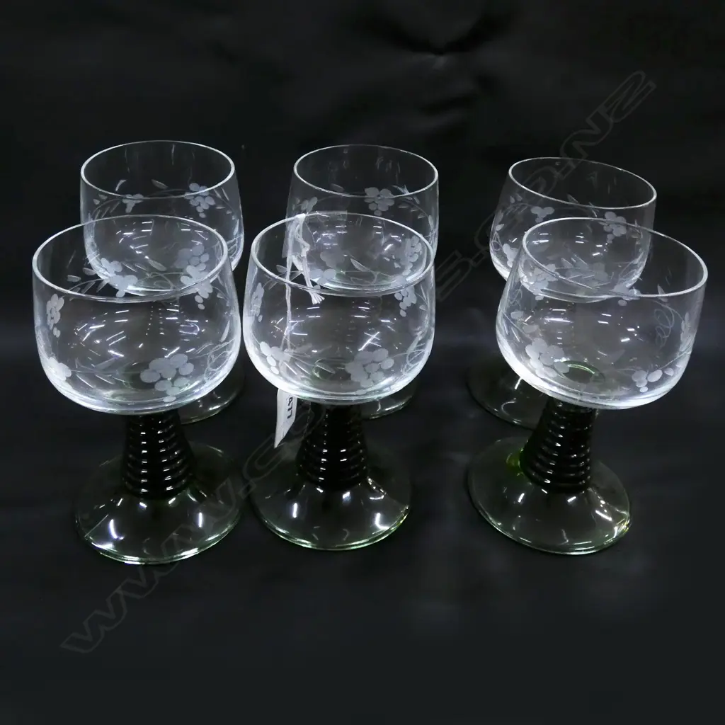 6 ETCHED & GREEN STEMMED WINE GLASSES H. 110MM Image 1++