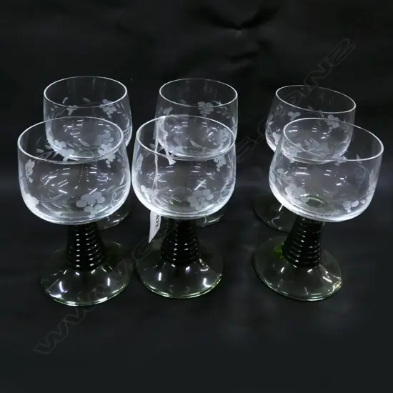 6 ETCHED & GREEN STEMMED WINE GLASSES H. 110MM