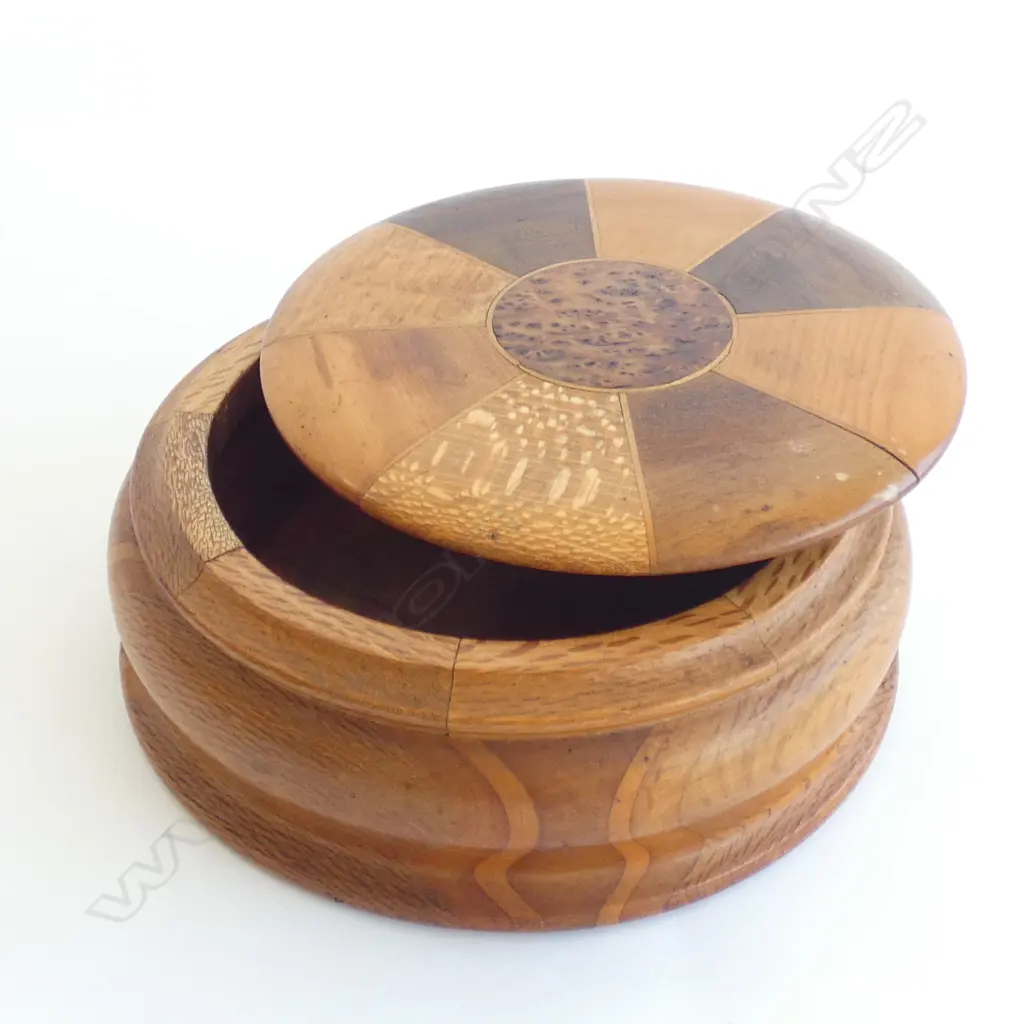 NZ TIMBERS ROUND WOODEN LIDDED BOX DIA 190MM Image 1++