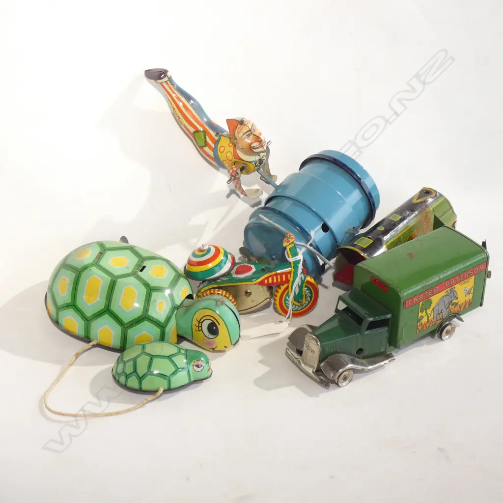 5 TIN PLATE TOYS; 4 GREEN 1 BLUE Image 1++