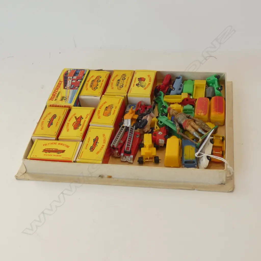 TRAY ASST. MINIATURE PLASTIC CARS ETC Image 1++
