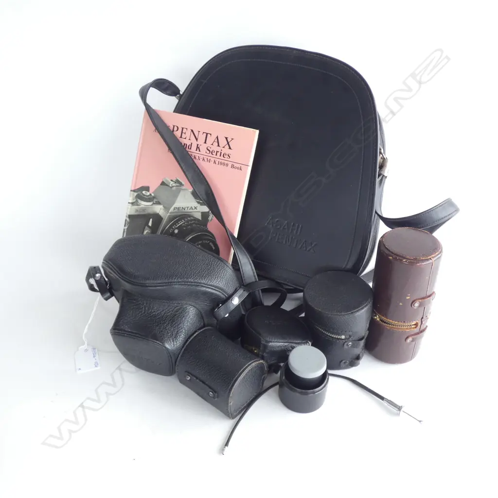 VINTAGE ASAHI PENTAX CAMERA IN CASE W INSTRUCTION BOOKLET & ADDITIONAL LENSES IN CASE Image 1++
