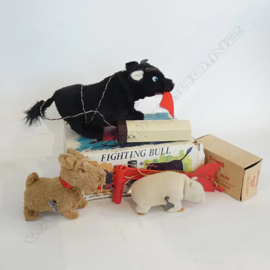 3 VINTAGE ANIMAL TOYS; TRI-ANG WALKING BEAR + DOG & FIGHTING BULL Image 1++