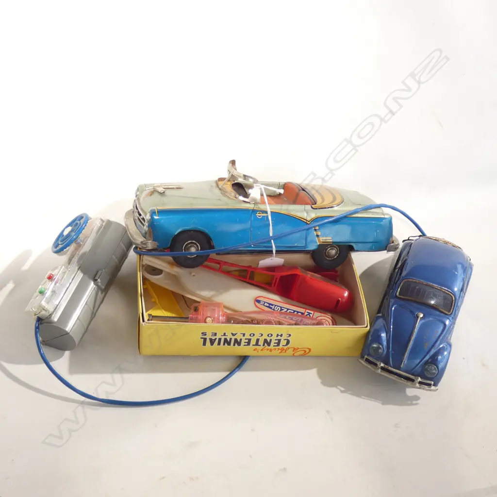 2 VINTAGE TIN PLATE CARS + HELICOPTERS Image 1++
