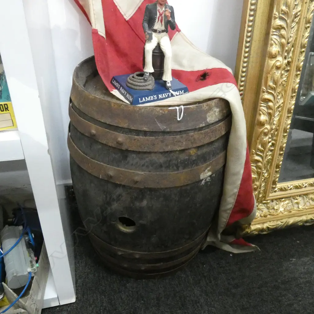 WOODEN BARREL H.490mm + BRITISH NAVY MASTHEAD ENSIGN + LAMBS NAVY RUM FIGURE  Image 1++