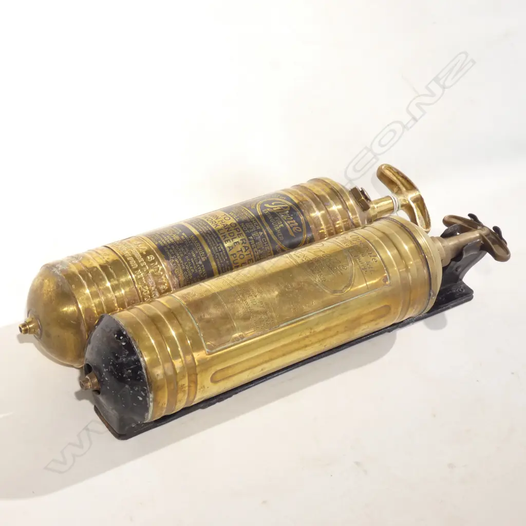 2 VINTAGE PYRENE COPPER FIRE EXTINGUISHERS L.350mm Image 1++
