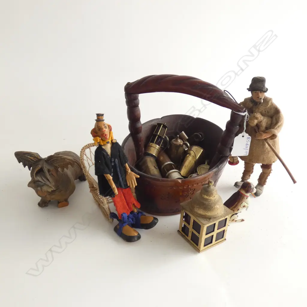 VINTAGE WOODEN BASKET & CONTENTS Image 1++