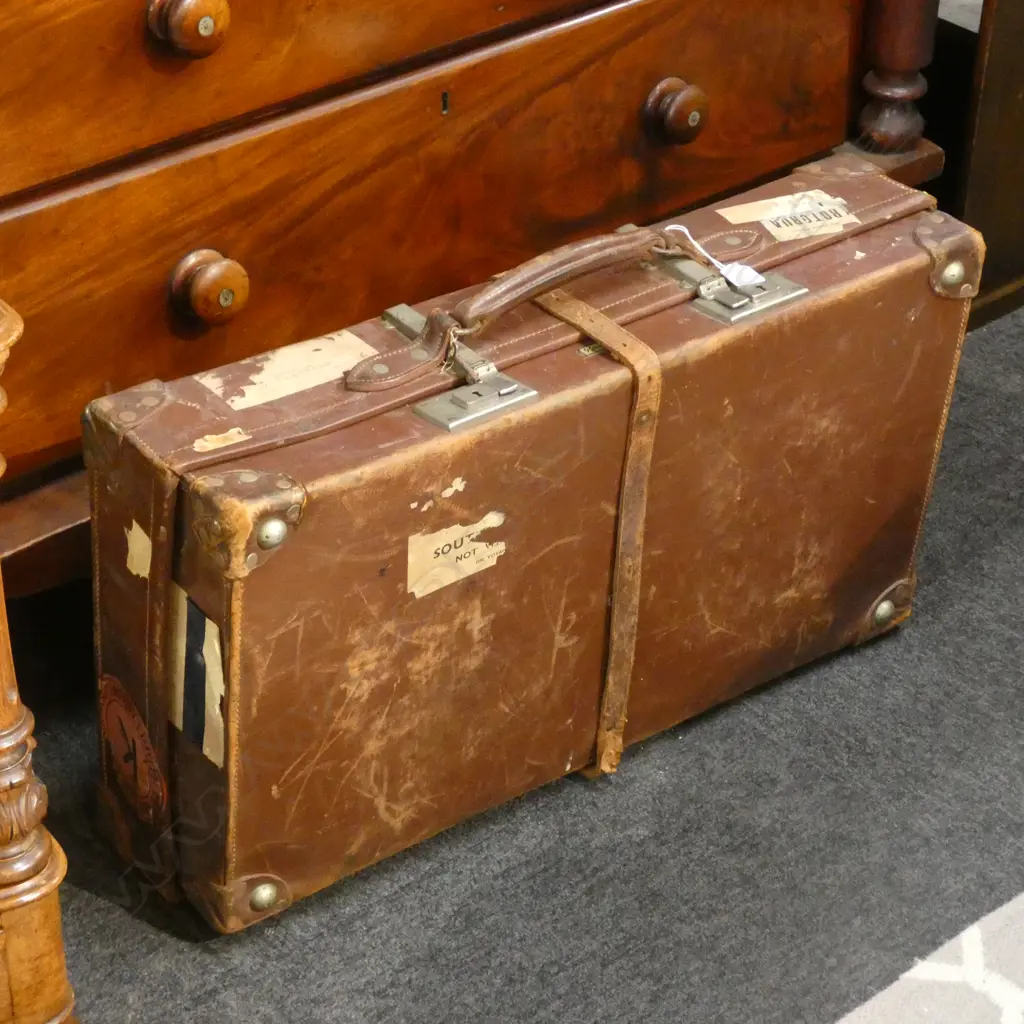 OLD VINTAGE LEATHER TRAVEL TRUNK w. BELT & KEY Image 1++