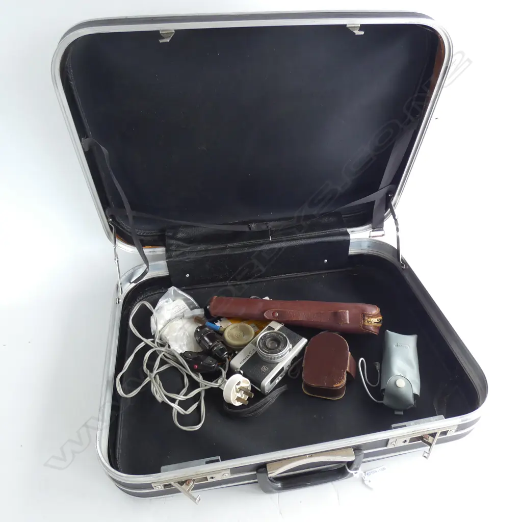 ASSORTED VINTAGE CAMERA  LIGHT METER TRIPOD ETC IN CASE Image 1++