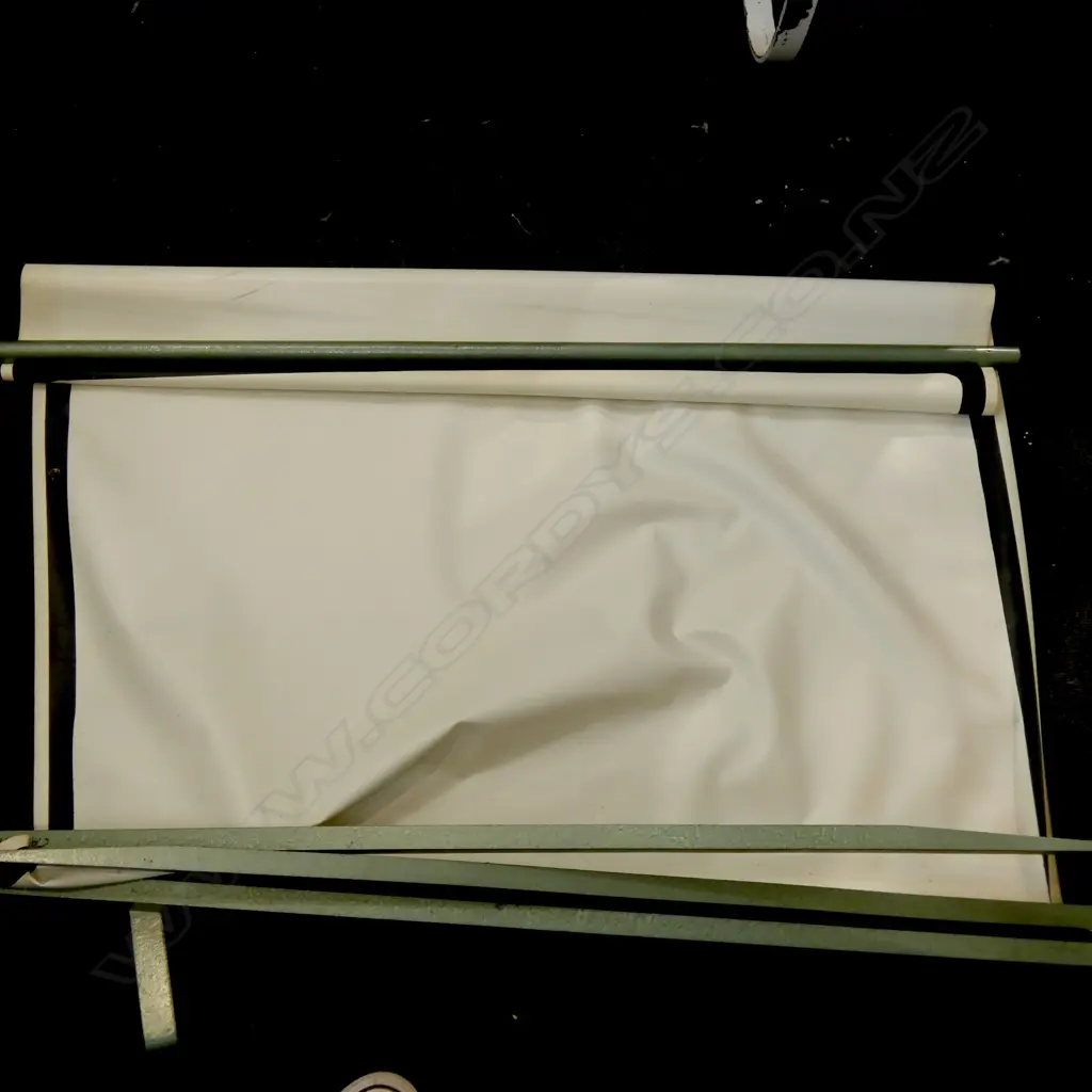 VINTAGE PROJECTOR SCREEN (AF) W 1075MM Image 1++