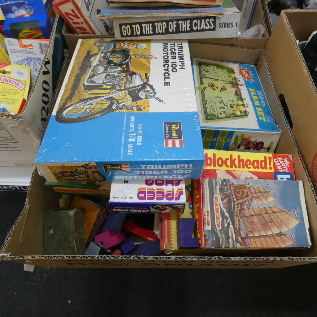 BOX LOT ASST. GAMES & MODEL KITS Image 1++