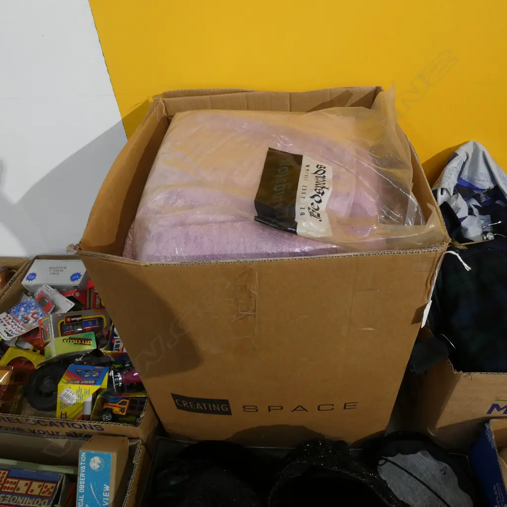 BOX LOT VINTAGE BEDSPREADS Image 1++