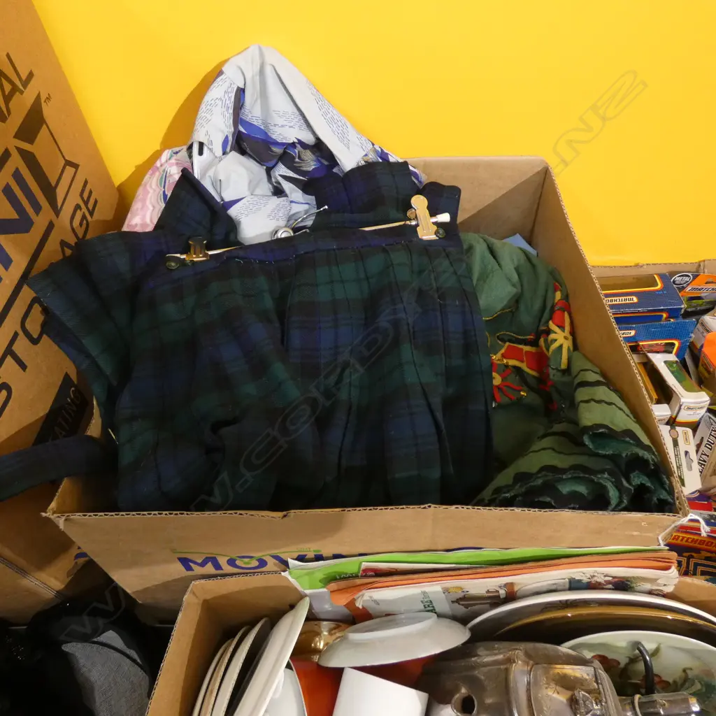 BOX LOT VINTAGE CLOTHING  Image 1++