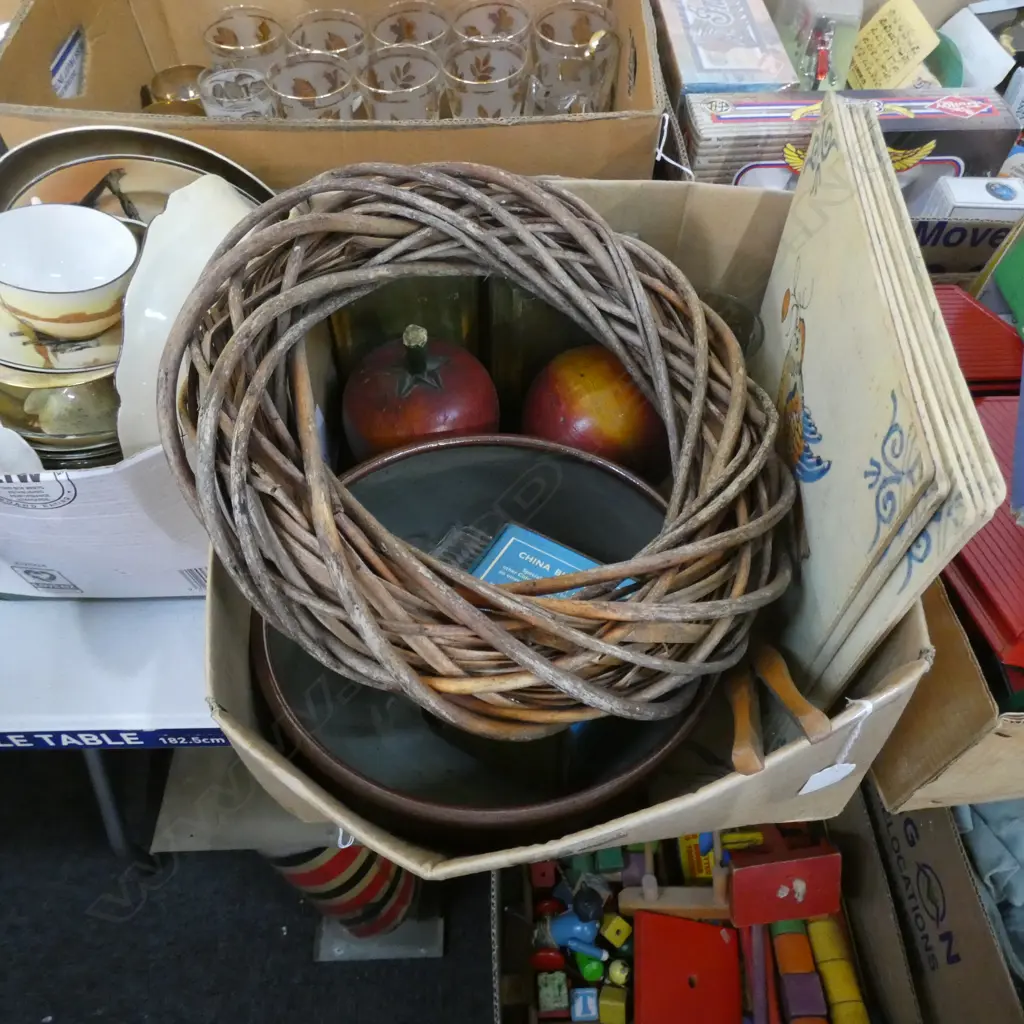 BOX LOT ASST INCL APPLE BOOKENDS  Image 1++