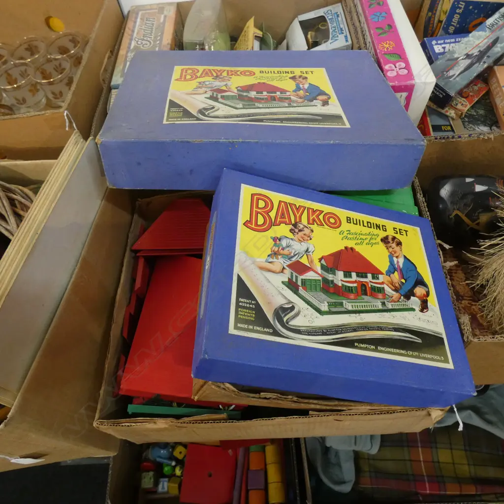 BOX LOT VINTAGE BAYKO BUILDING SET, ETC Image 1++