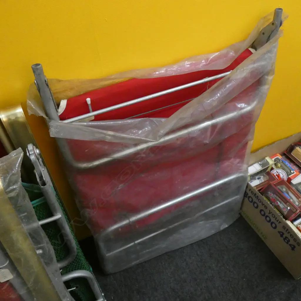 HUNTERLINE RETRO RED SUN LOUNGER AS NEW IN ORIG. PACKING BAG Image 1++