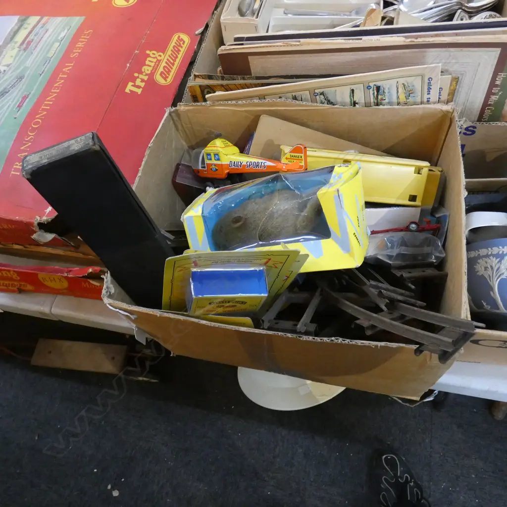 BOX LOT VINTAGE RAILWAY TRAINS / TRACK / MODEL CARS ETC Image 1++