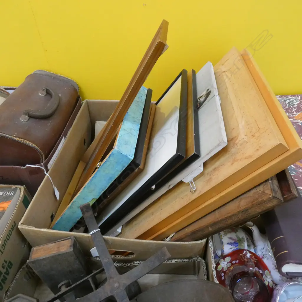BOX LOT ASST. ARTWORKS  Image 1++
