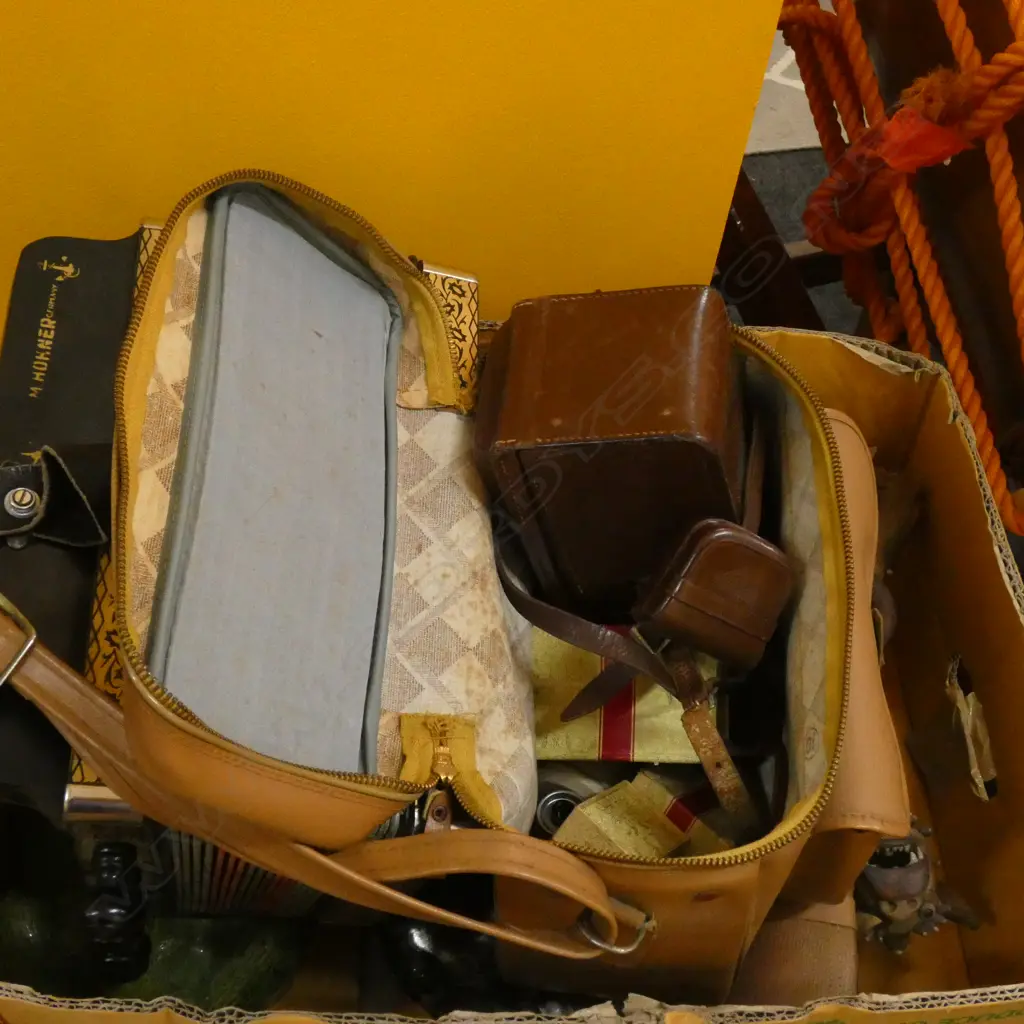 CAMERA BAG w GERMAN BOX CAMERA / LENSES ETC. Image 1++