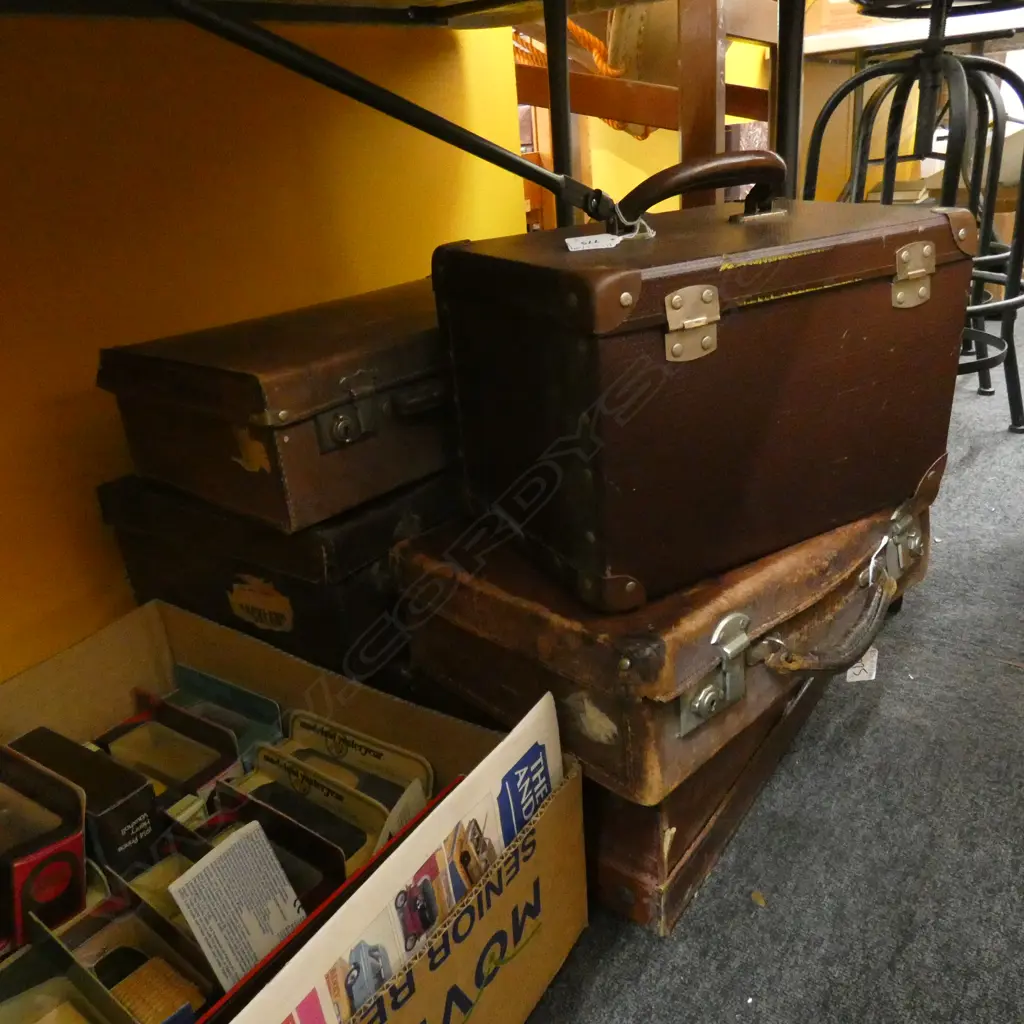 5 VINTAGE SUITCASES Image 1++