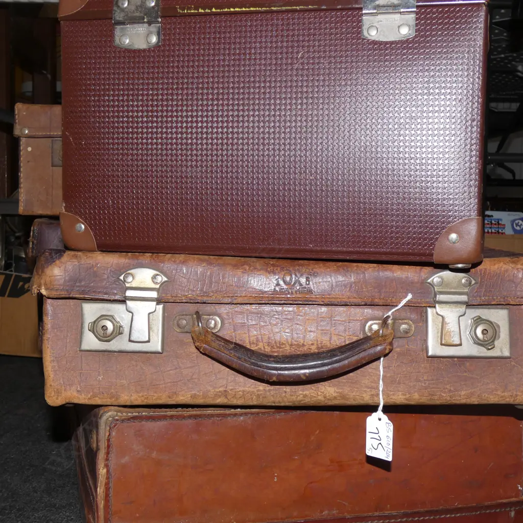 5 VINTAGE SUITCASES Image 1++