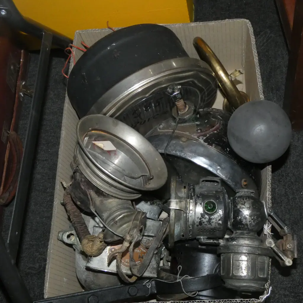BOX LOT VINTAGE VEHICLE LIGHTS Image 1++