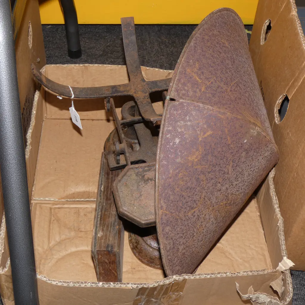 SET OLD METAL SCALES & WEIGHTS - SOME RUST  Image 1++