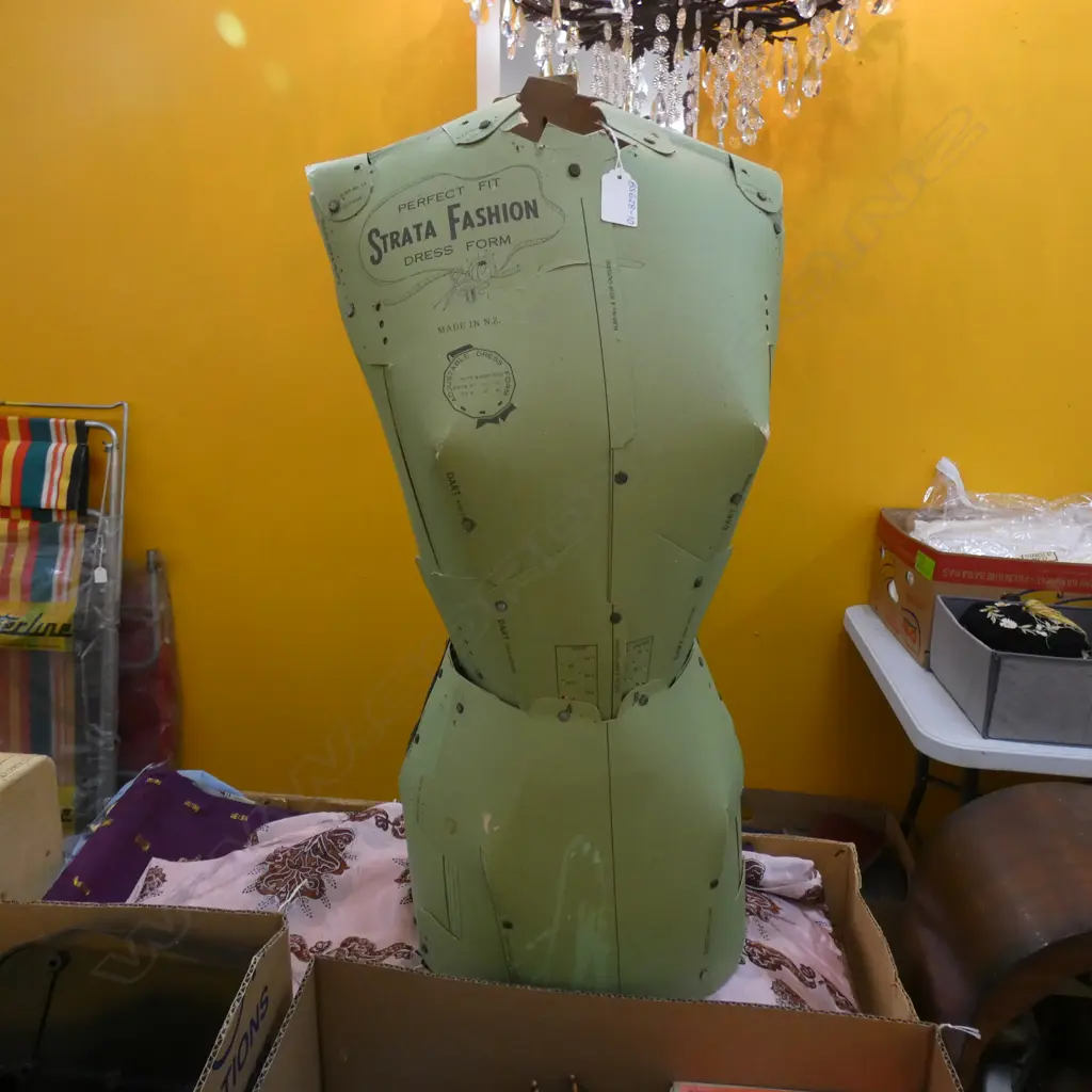 VINTAGE NZ STRATA FASHION PERFECT FIT DRESS FORM H. 720MM Image 1++