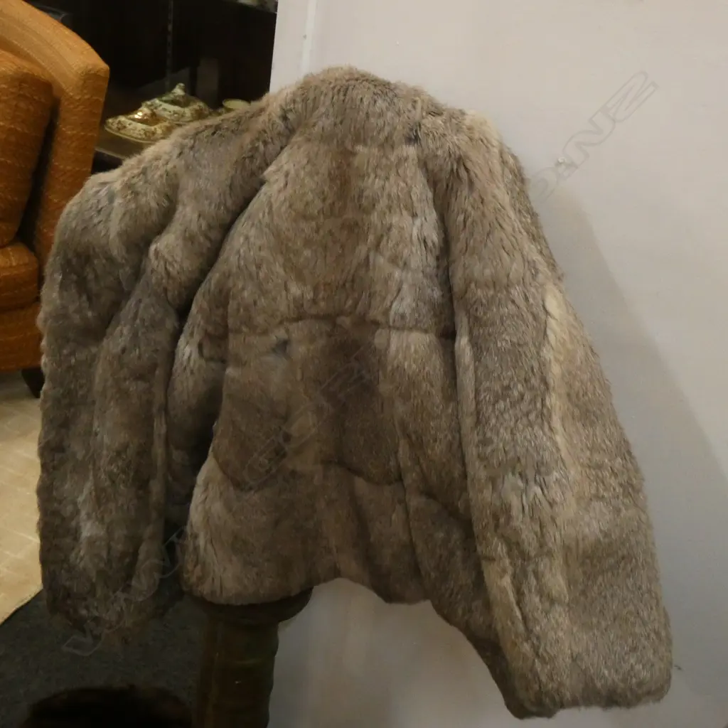 BOX OF VINTAGE FUR & FAUX FUR COATS Image 1++