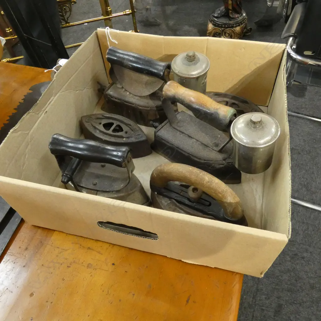 BOX ANTIQUE IRONS INCL KENRICK ETC.. Image 1++