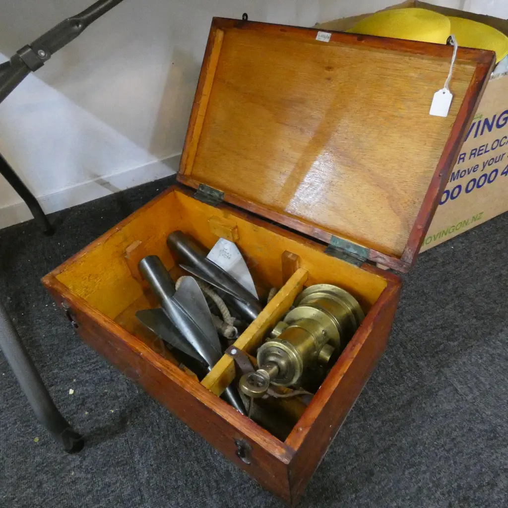 CASED SHIPS LOG; WALKERS PATENT 'TRIDENT'  Image 1++