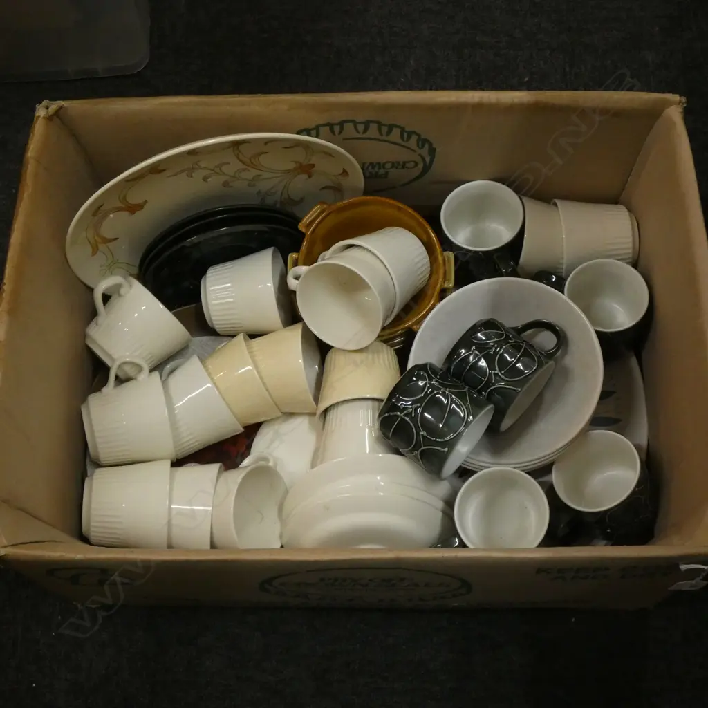 BOX LOT ASST. CROWN LYNN; DOROTHY THORPE, 4 POOLE BOWLS ETC Image 1++