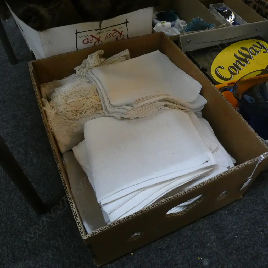 LG BOX LOT ASST VINTAGE LINEN NAPKINS/ TABLE CLOTHS / CROCHET DOILY'S ETC.. Image 1++