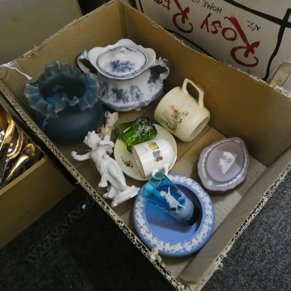 SM BOX CHINA / GLASS & COLLECTABLES INC. CROWN LYNN / WEDGWOOD / MARY GREGORY GLASS ETC. Image 1++