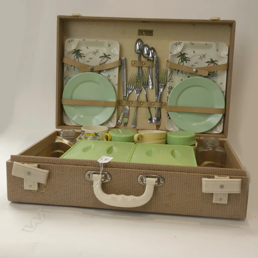 VINTAGE PICNIC CASE; PLASTIC WARE & 'SOUTH PACIFIC' ENGLISH CHINA Image 1++