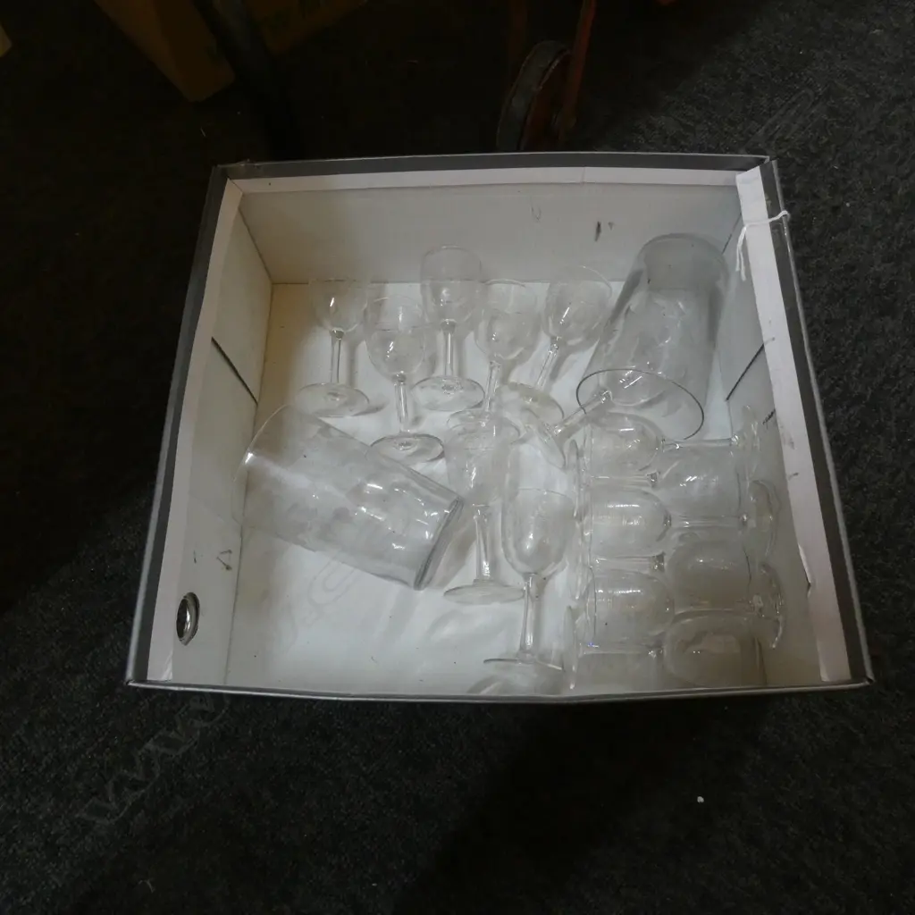 SM BOX LOT VINTAGE GLASSES  Image 1++