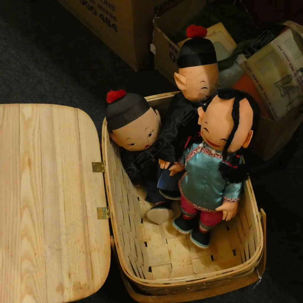 WOODEN BASKET w. 3 CHINESE DOLLS Image 1++