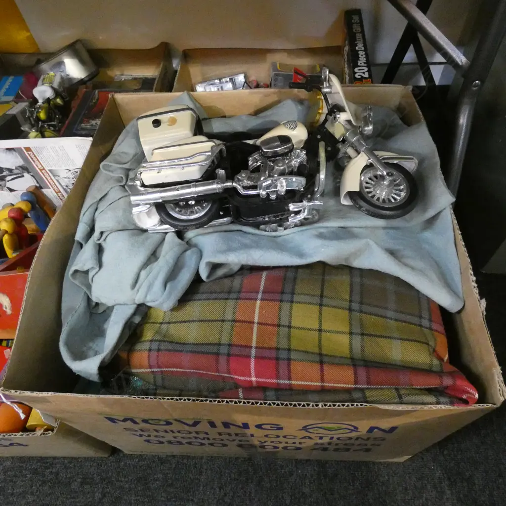 BOX LOT ASST. VINTAGE FASHION Image 1++