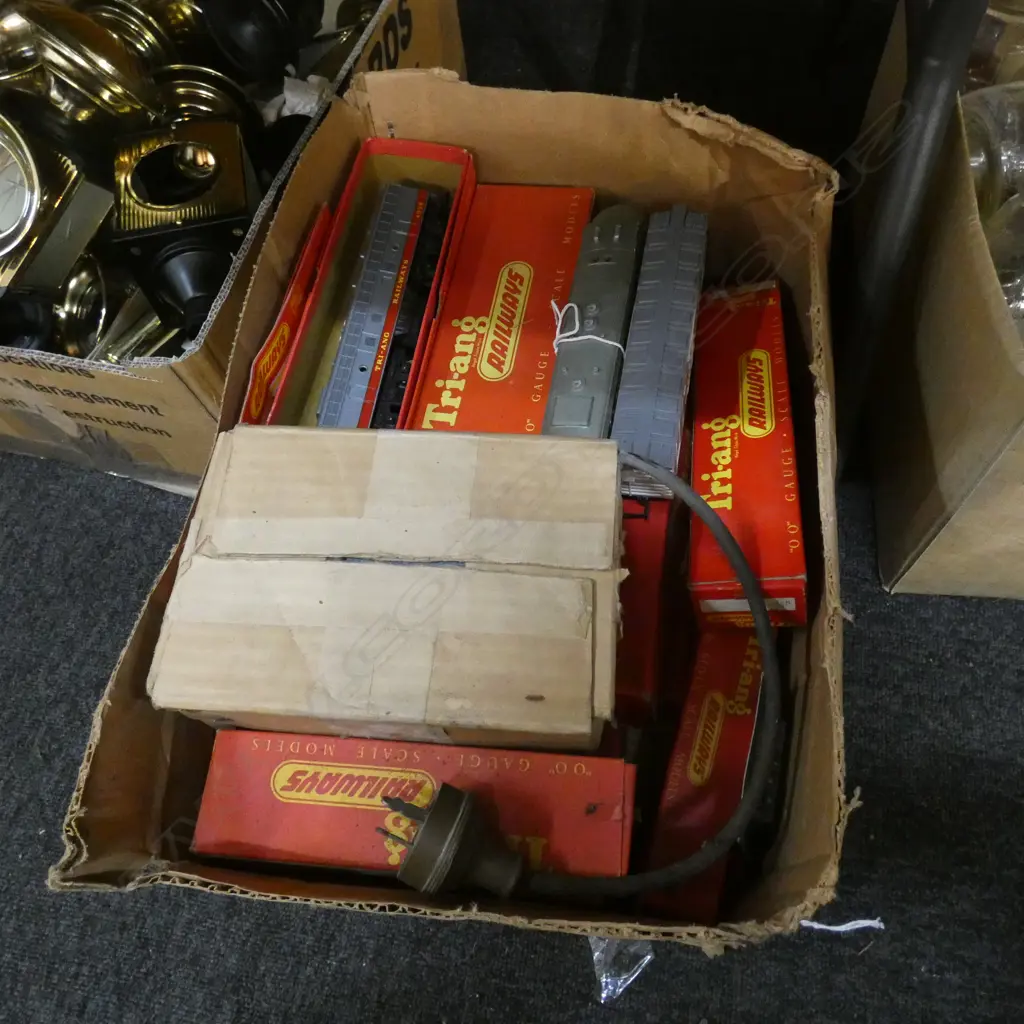BOX LOT TRI-ANG MODEL RAILWAY ENGINES, CARS, TRACK ETC Image 1++