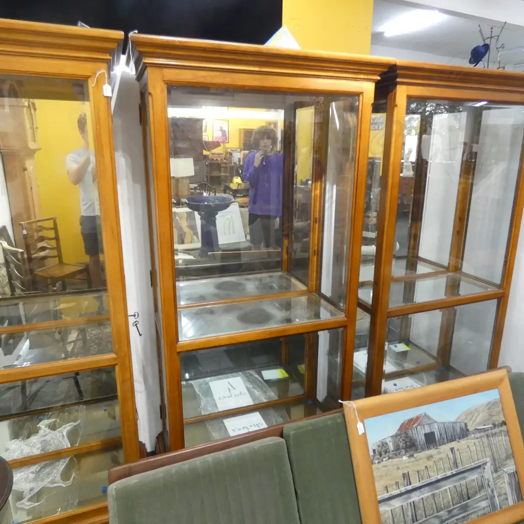 DISPLAY CABINET... Image 1++