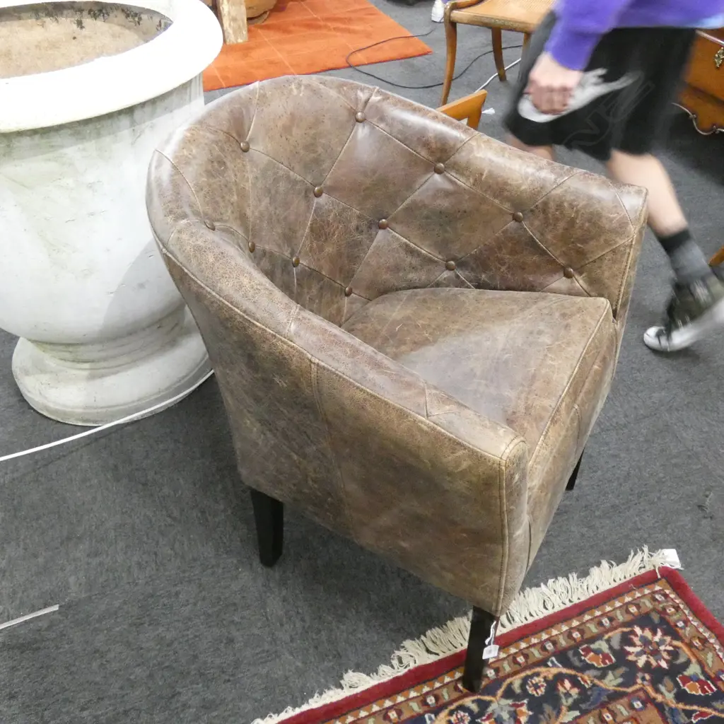 MODERN LEATHER CLUB CHAIR Image 1++