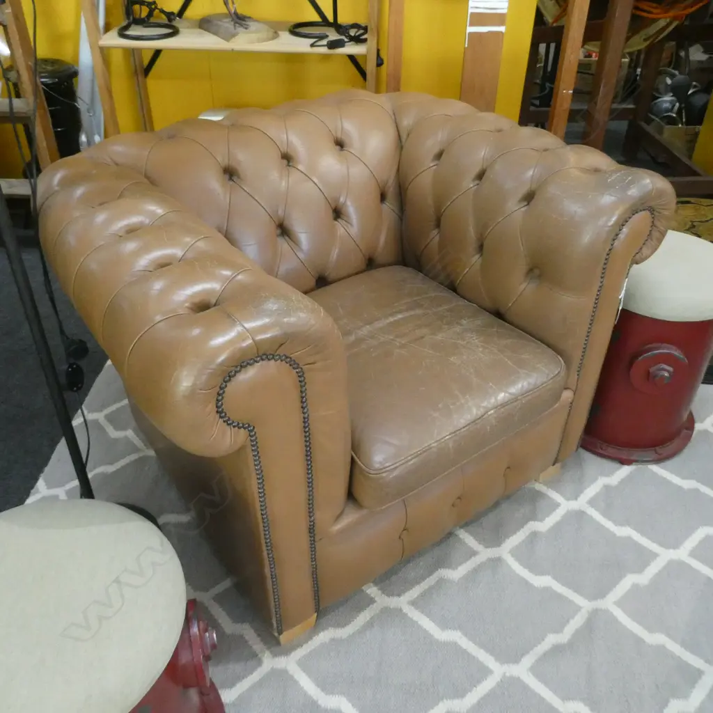 TAN LEATHER CHESTERFIELD ARMCHAIR Image 1++