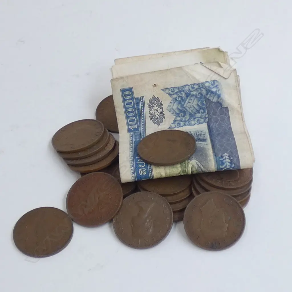 BAG OF NZ PENNIES & ASIAN BANK NOTES Image 1++