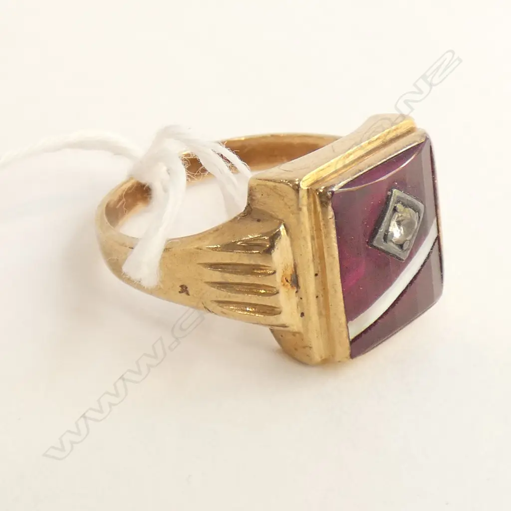 MEN'S 9CT GOLD & RED STONE SIGNET RING Image 1++