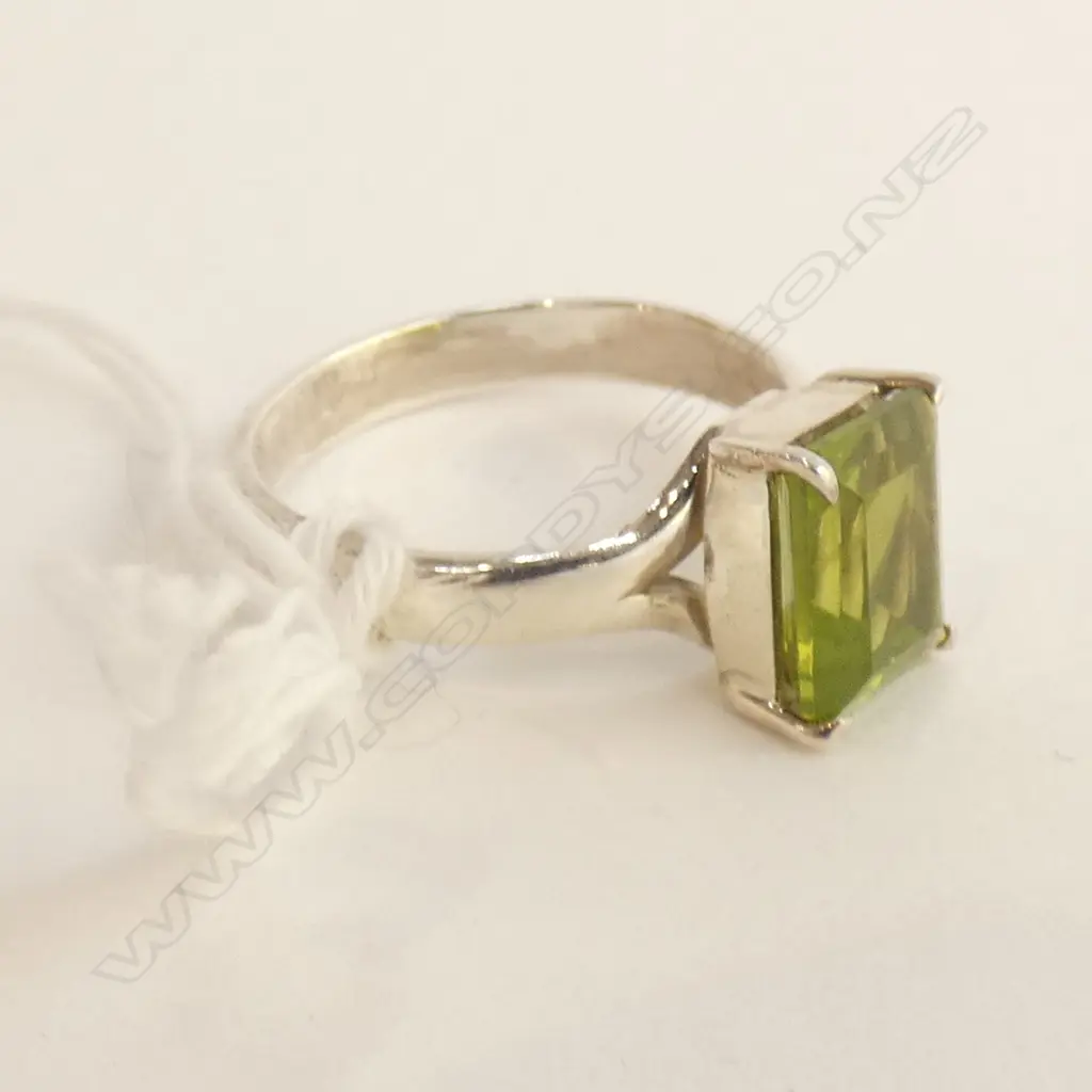 925 SILVER & PERIDOT RING  Image 1++
