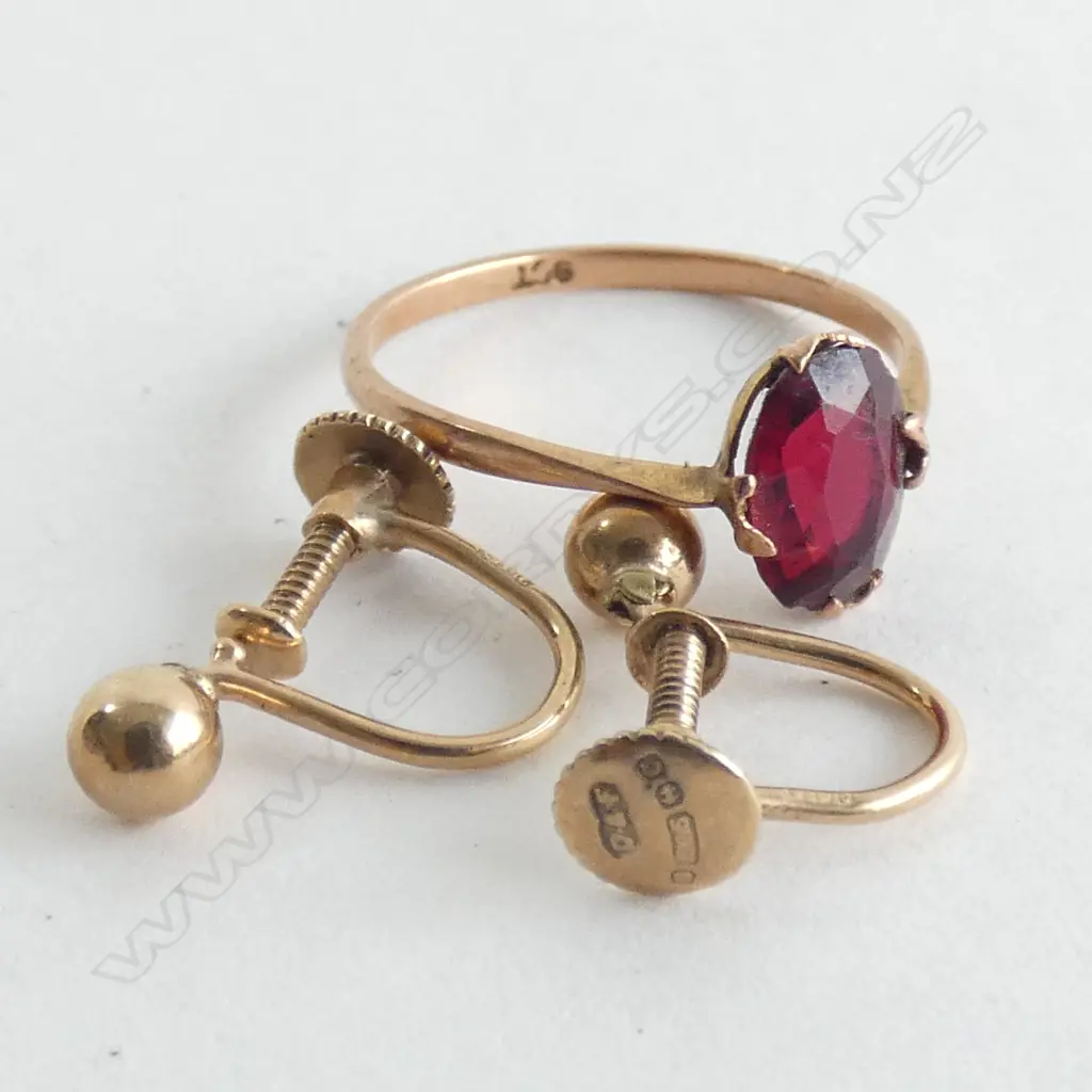 9CT GOLD & RED STONE RING/9CT GOLD STUDS 2.30gm Image 1++