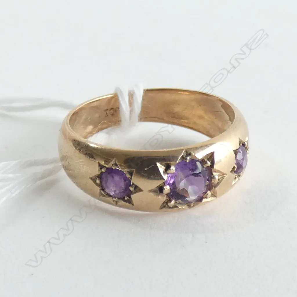 9CT GOLD AND AMETHYST RING 3.45gm Image 1++