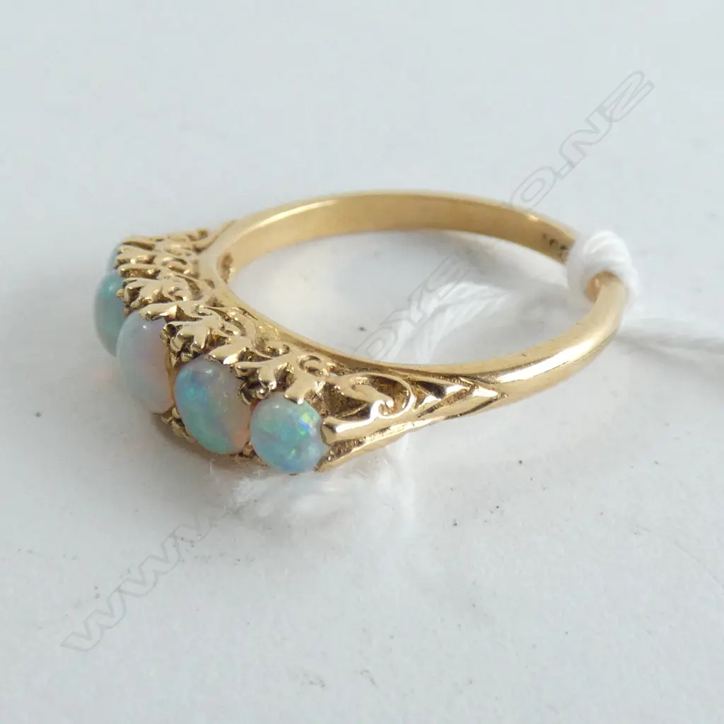 18CT GOLD AND OPAL RING Image 1++