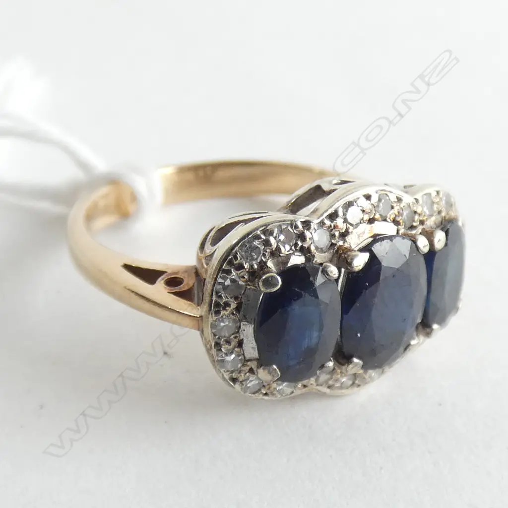 9CT GOLD SAPPHIRE & DIAMOND RING  Image 1++